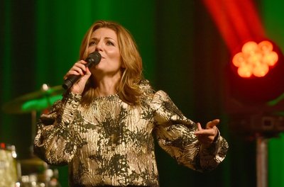 Mit Pop, Temperament und Charme begeisterte Ella Endlich am Freitagabend das Publikum im König-Albert-Theater in Bad Elster. 