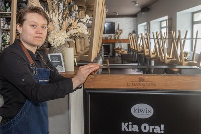 Die Stühle stehen oben. Für „LJ“ Lange, sonst im Service und an der Bar des „Kiwis“ tätig, gibt es derzeit nichts zu tun.
