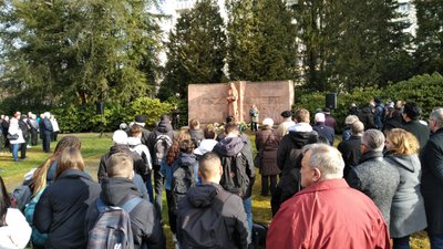 Mehr als 200 Menschen gedachten auf dem Städtischen Friedhof der Opfer der Bombardierung von Chemnitz.