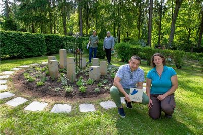 Steinmetz Markus Schmidt, Gärtnerin Katrin Hoffmann (vorn) sowie Pfarrer Rainer Zaumseil und Friedhofschef Steffen Fröbisch (hinten von rechts) haben sich bei der Gestaltung der Anlage Gedanken über das Vergängliche gemacht. Die Initiative ging allerdings von Kirsten Fromader aus, Histologin im Vogtland-Klinikum.