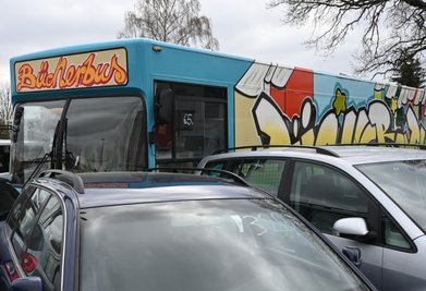 Der alte Bücherbus der Stadt Chemnitz. Er sollte einst versteigert werden, es fand sich aber kein Abnehmer. Das Ersatzfahrzeug soll nicht nur moderner, sondern auch umweltfreundlicher sein. 
