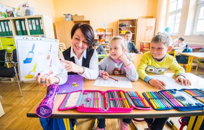 In der Grundschule Bernsbach unterrichtet Elena Bueva die Kinder aus der Ukraine. Neben ihr sitzen Sofia Gerashchenko und Maxim Polischyk. 