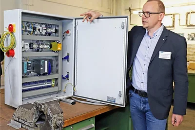 Martin Ferkinghoff an Schraubstock und Schaltkasten: Ausgebildet wurde im gewerblich-technischen Bereich. 