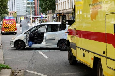 Eine Hondafahrerin übersah am Sonntag einen Rettungswagen und wurde schwer verletzt.