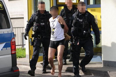Der Mann wurde am Tatort festgenommen. Seine Frau kam ins Krankenhaus und verstarb dort. Vor Gericht sagt eine Polizistin, er sei vollkommen ruhig gewesen und habe sich widerstandslos festnehmen lassen.
