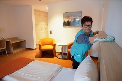 Die meisten Betten im Ifa-Hotel Schöneck sind derzeit leer. Geputzt werden muss trotzdem - im Bild Hausdame Sabine Seifert-Ertelt bei der Reinigung eines Zimmers.