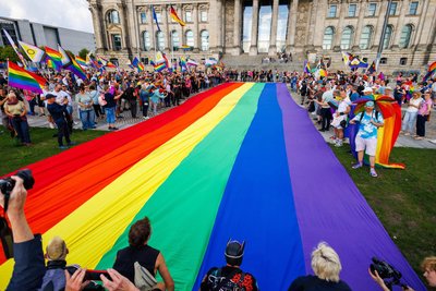 Teilnehmer des CSD Berlin rollten im Juli dieses Jahres als Protest eine riesige Regenbogenflagge vor dem Bundestag aus.