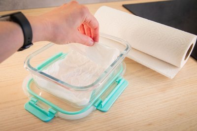 Schritt 1: Ein verschließbares Gefäß mit Küchenpapier auslegen.
