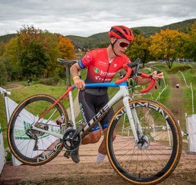 Beim Radcross muss Tom Lindner - hier beim Bundesliga-Rennen in Bad Salzdetfurth - sein Fahrrad auch manchmal tragen. 