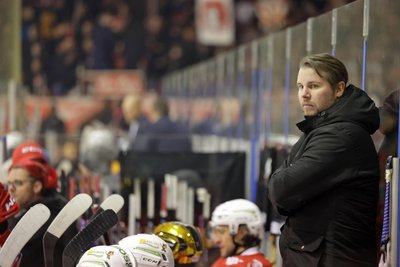 Regungslos und nur aus dem Hintergrund hat Trainer Jussi Tuores die Auszeit in der Schlussphase des Sachsenderbys verbracht.