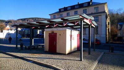 Der in der Silvesternacht durch Böller verursachte Brand im Toilettenhäuschen am Klingenthaler Marktplatz hat einen Schaden von gut 7000 Euro angerichtet. 