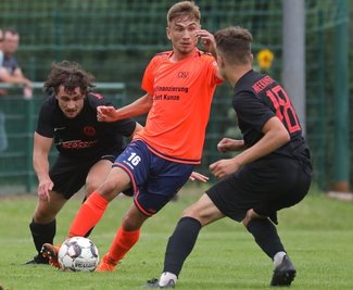 Seit der Niederlage gegen Meerane ging es für Oberlungwitz (am Ball: Lukas Schreiter) aufwärts. 