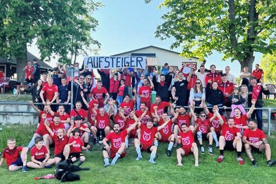 Die Anhänger des Ebersbrunner SV hatten das Plakat schon vorbereitet und auch die Aufstiegsshirts lagen am Sonntag bereit. Am Ende schaffte die Mannschaft den erstmaligen Sprung in die Westsachsenliga. 