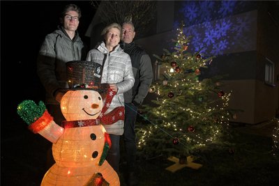 Susann und Bert Sagi haben gemeinsam mit Sohn Leopold ihr Haus und den Vorgarten weihnachtlich illuminiert.