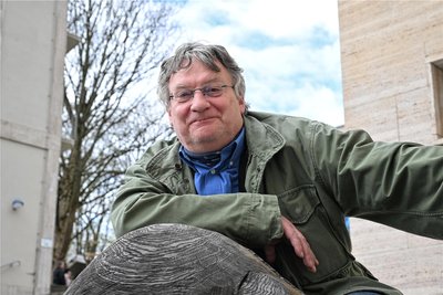 Michael Schmidt arbeitet nun mit 44 Darstellern im Alter von zehn bis 72 Jahren. Sie sollen als Theatergruppe zusammenwachsen und kontinuierlich ausgebildet werden.