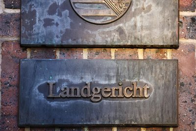 Vor dem Chemnitzer Landgericht muss sich ein 39-jähriger Afghane verantworten. Er wird beschuldigt, seine Frau getötet zu haben. Die Anklage lautet auf Totschlag, ein Urteil wegen Mordes ist auch möglich.
