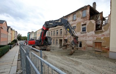 Im Oktober 2020 begann ein Bagger mit den Vorbereitungen für den Abriss der Häuser Schützenstraße 10 und 12.