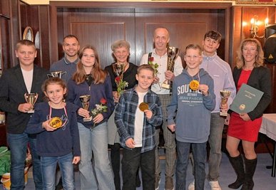 Die besten Treuener 2023 waren: (von links) Chris Pätz, Mila Wahl, Yannick Schmalfuß, Liddy Krumsdorf, Ute Pauleck, Anton Meichsner, Holger Petzold, Henry Strohbach, Oskar Liskowsky und Uta Klug. 