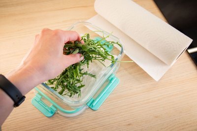 Schritt 2: Den nicht verbrauchten Rucola in die Schale geben.