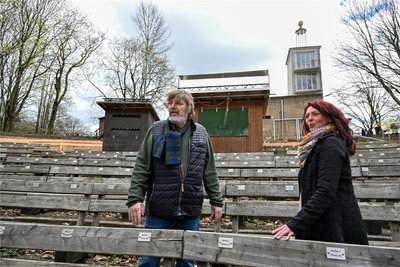 Vereinsvorsitzender Rolf Esche mit Eventmanagerin Ann-Katrin Gabel in den Bankreihen der Küchwaldbühne. Das Technikhäuschen hinter ihnen wird abgerissen und weiter oben neu gebaut.