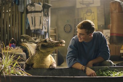 Silas (Luis Vorbach) und sein magisches Tier, das Krokodil Rick.