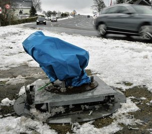 Vom B 174-Blitzer ist nach einemUnfall nur noch ein Stumpf zu sehen.