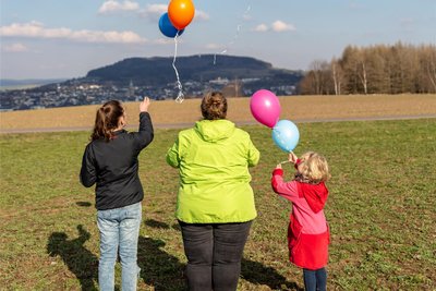 Trauerarbeit mit Kindern hat bei den Maltesern vielfältige Formen. Manchmal fliegen Luftballons in den Himmel.