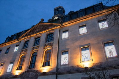 Für einen Monat zieren die zwölf Gewinnerbilder die Fassade des Rathauses. Die Lichtkästen sind mit energiesparender LED-Technik ausgestattet.