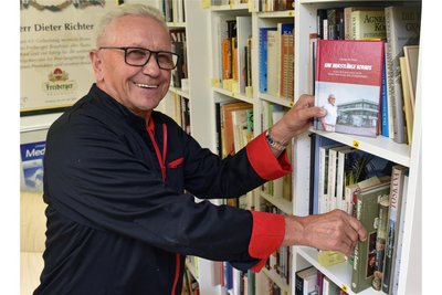 Fleischermeister Dieter Richter hat in seinem Berufsleben ein Großunternehmen aufgebaut. Mit 80 Jahren aus dem Berufsleben ausgeschieden, legt er seine Lebenserinnerungen vor. Die finden als unterhaltsame Lektüre Platz in so manchem Bücherschrank seiner Kunden.