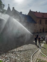 Auch den Umgang mit einem sogenannten C-Strahlrohr haben Mitarbeiter auf Burg Kriebstein geübt.