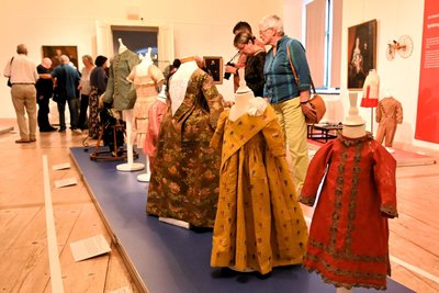 Die Ausstellung „Kinder in Samt und Seide“ ist nun auf Schloss Rochsburg zu sehen. Das rote Seidenkleid von 1700 bis 1750 war für einen Säugling gedacht.