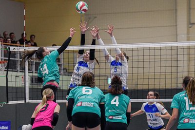 Die Volleyballerinnen des Chemnitzer VV um Anna-Maria Nitsche (hier beim Angriffsschlag) beenden am Samstag mit einem Heimspiel gegen Jena eine starke Saison in der 3. Liga.