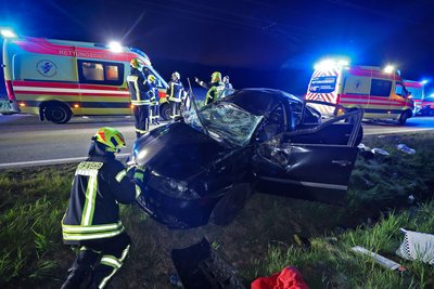 Im Unfallwagen saßen am Mittwochabend vier junge Leute.