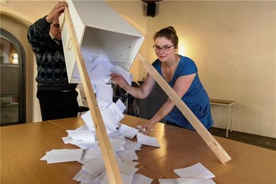 Die Wahlbeteiligung am 12. Juni lag bei 49,4 Prozent. Mehr als jeder zweite Erzgebirger blieb zu Hause. Im Bild: Die Auszählung in einem Annaberg-Buchholzer Wahllokal am Sonntagabend.