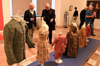 Stifter August Ohm (l.) in der Ausstellung auf Schloss Rochsburg.