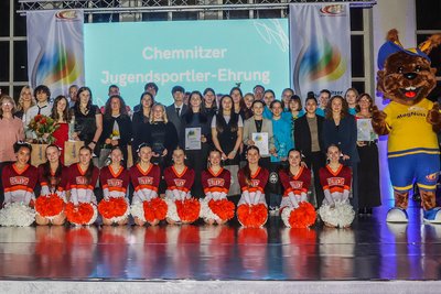 Die Sieger der Chemnitzer Jugendsportlerehrung des vergangenen Jahres strahlten im März 2025 mit Maskottchen Magnus um die Wette.