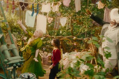 Fran (Billie Gadsdon) wird im Film „Der Wunderweltenbaum“ von Seidenhaar (Nicola Coughlan) und Mondgesicht (Nonso Anozie) den Baum hinaufgeführt.