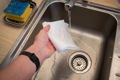 Schritt 3: Küchenpapier mit Wasser befeuchten und auswringen.