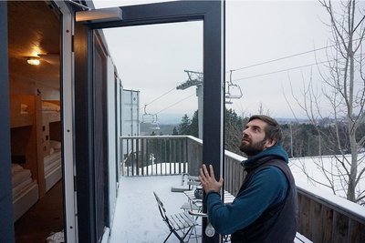 Jan Hesse, Betreiber der Bergheim Container-Lofts in Schöneck, kontrolliert täglich seine Unterkünfte.