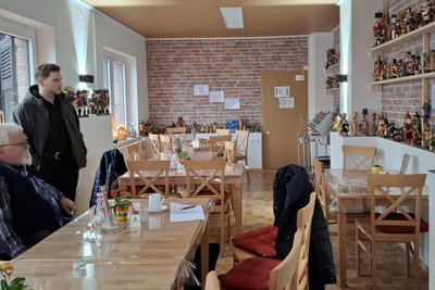 Blick in den Imbiss-Gastraum, der zum „Seniorenheim“ für Räuchermänner und Nussknacker geworden ist. Links im Bild Rolf Höfer (sitzend) und Florian Kunze.
