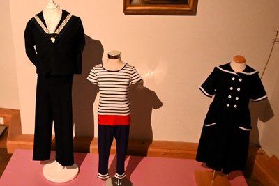 Matrosenanzüge in der Kindermode-Ausstellung auf Schloss Rochsburg.