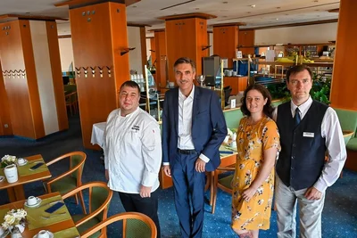 Hoteldirektor Thomas Reil (Mitte) freut sich über seine neuen Angestellten: Dmitriy Klitenik (links) sowie Oleksandra Khalamendyk und Vladimir Kolmykov. Im Hotelalltag geht es noch ohne Deutschkenntnisse. Einen Sprachkurs wollen aber alle drei machen. Nur Plätze finden sie keine. 