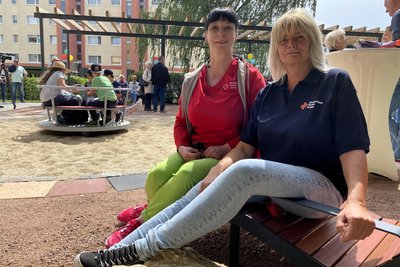 Anja Martin (l.) und Babett Weiderer von der Pflegeleitung der DRK-Sozialstation in der Nähe des neuen Mehrgenerationenplatzes haben schon einmal die Sonnenliegen ausprobiert. Sie wollen den Ort für Spaziergänge mit den Menschen nutzen, die bei ihnen betreut werden.