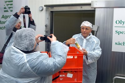 Dieter Richter wird 2006 von Medienvertretern umlagert: Er schickt Oederaner Wurstwaren zu den Olympischen Spielen in Turin auf Reise, wo sie im Sächsischen Haus serviert wird.