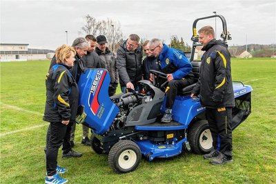 Im Stadion übergab Sascha Hedrich (Mitte), Geschäftsführer der Schumann Technik GmbH Penig, den Rasentraktor an den Verein. 