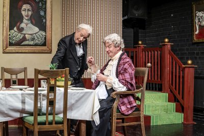 Andreas Pannach (links) als Miss Sophie  und Andreas Kuznick als Butler James brillieren in "Dinner For One" in Freiberg.
