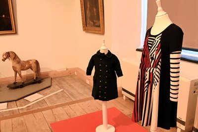 Das Mädchenkleid (r.) entwarf Jean Paul Gaultier 2020 in Paris.