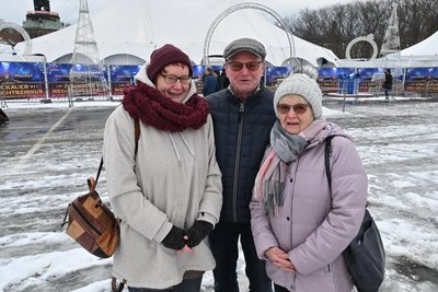 So sehen Weihnachtsengel aus – im Bild (v.li.) Anja Schönherr und ihre Eltern Stephan und Birgitt Schönherr.