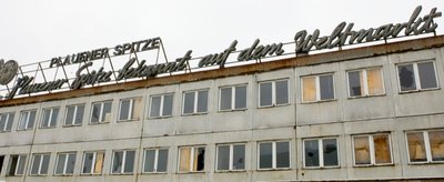 Werbeschriftzug auf Gebäude