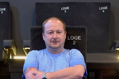 Apollo-Kinobetreiber Olaf Müller im Gestühl seines Lichtspielhauses in Limbach-Oberfrohna. 